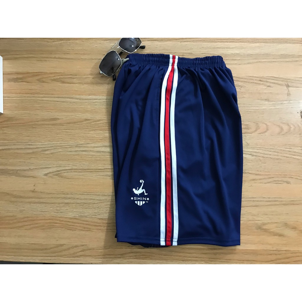 Quần đùi thể thao 3 sọc mềm mịm, tạo cảm giác thoải mái khi vân động thể thao