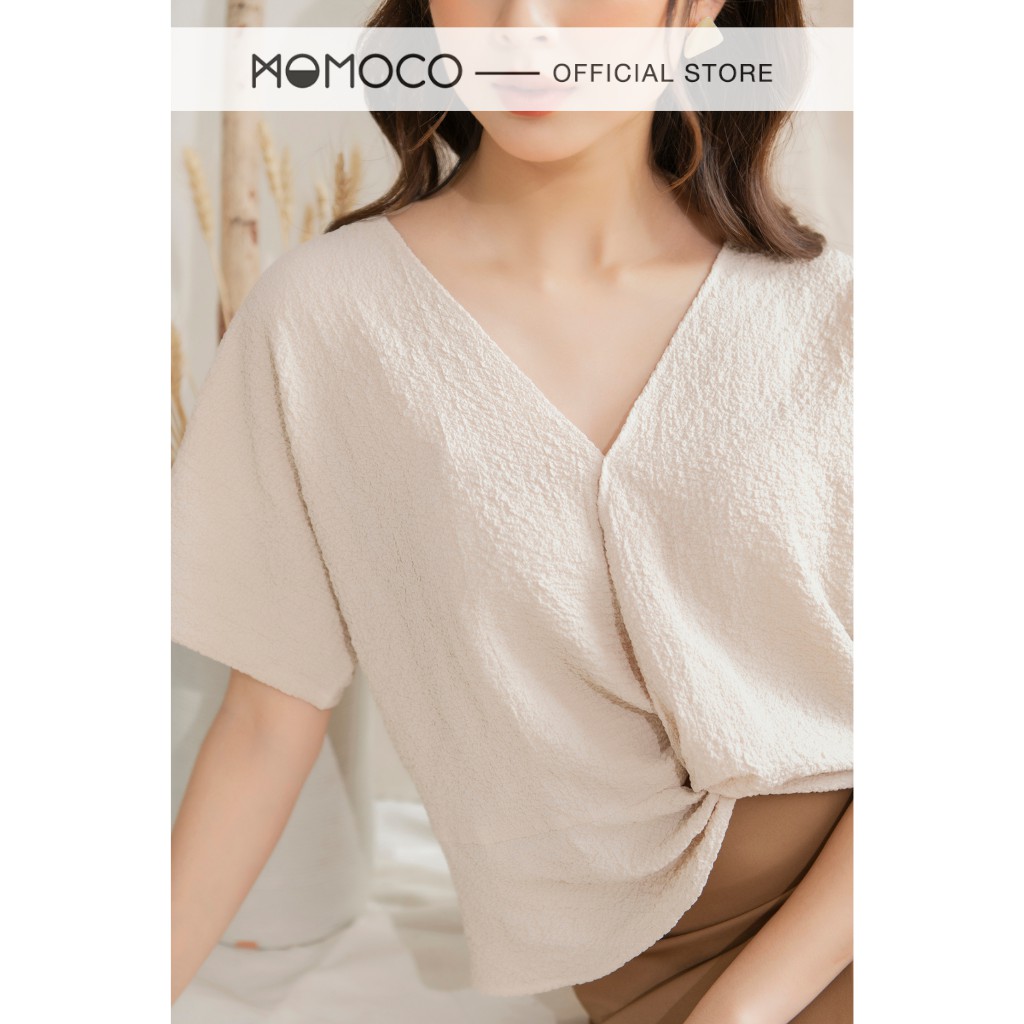 Áo Cộc Tay MOMOCO Xoắn Bụng Cổ Chữ V Chất Liệu Vải Xốp Co Giãn M2658