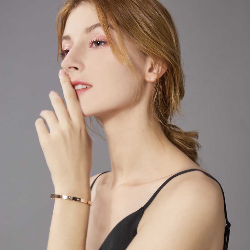 Vòng tay đeo tay dạng mở chỉnh được gắn chữ số La Mã màu vàng đơn giản cho nữ