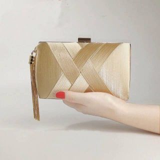 Cốp dự tiệc chỉ còn màu đỏ