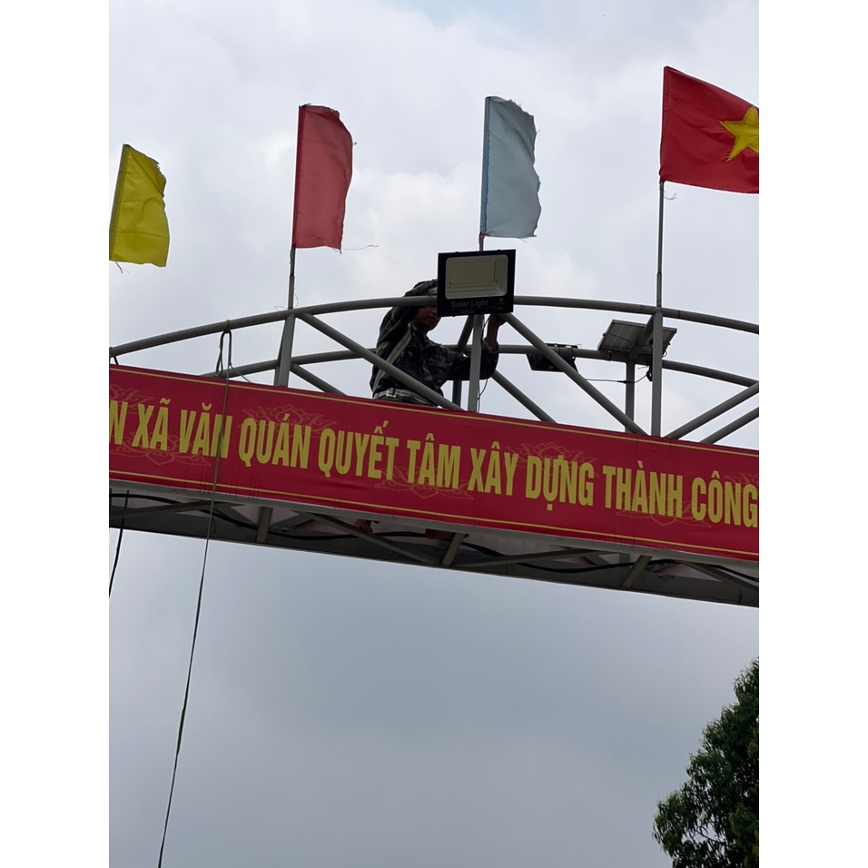 Bóng Đèn pha vuông năng lượng mặt trời 500W  LY-TGD001  500W.  nguyên khối + Kính cường lực  chống nước IP67.