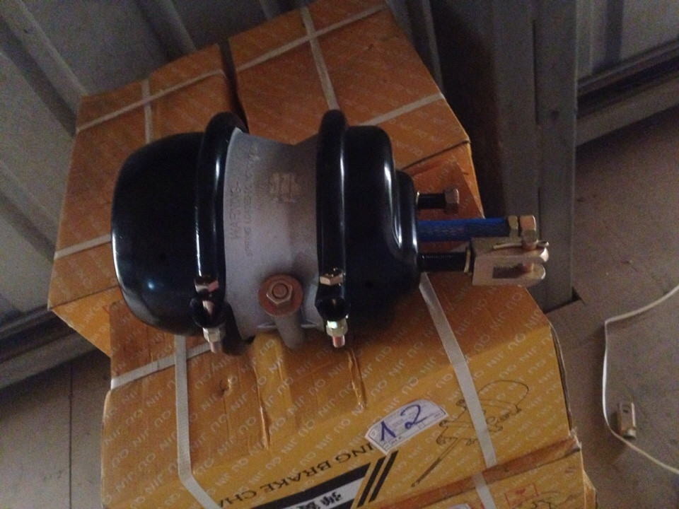 Bầu phanh hơi, bầu búp sen lốc kê sau xe 11-13 tấn, Chân F16, tâm chân bắt 120mm, 2 lỗ hơi M16, 2 bát phanh, ty ngắn.