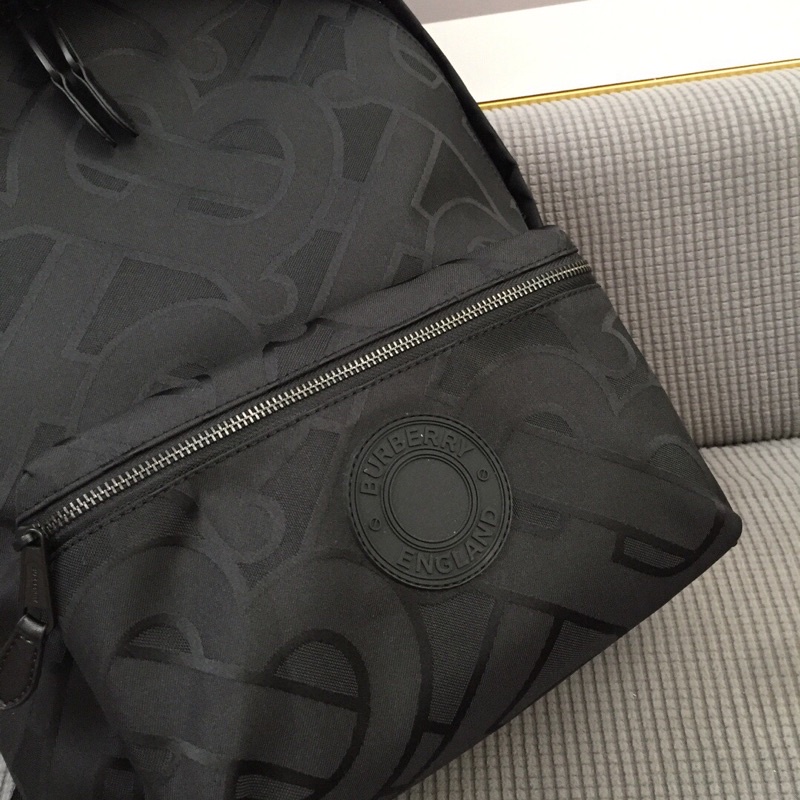 Balo nam hoạ tiết logo thương hiệu Burberry cao cấp màu đen trơn