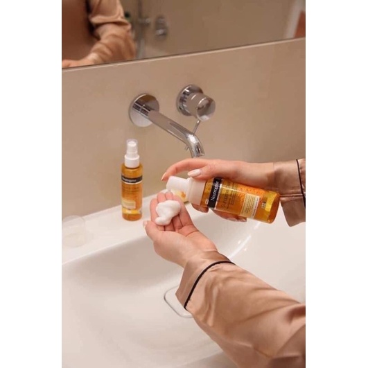 Sữa Rửa Mặt Nghệ Sáng Da Neutrogena Curcuma Clear