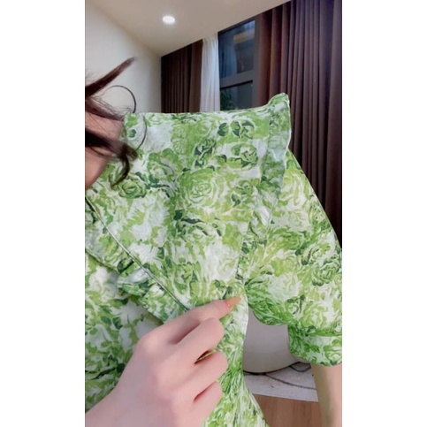 Đầm xanh họa tiết hoa hồng