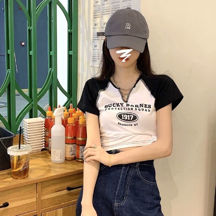 Áo thun croptop nữ cộc tay chỉ nổi 1917 freesize Wikishop cổ V dáng lửng hở eo sexy hàn quốc đen trắng C796