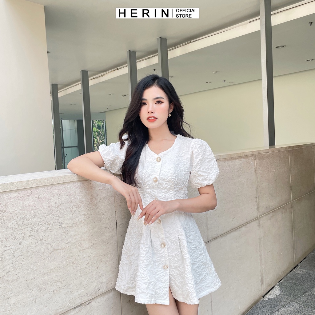 [Cúc áo Cườm] Váy trắng hở lưng chất gấm xốp in hoa nổi đầm dự tiệc sang trọng mã [V NGỰC] | BigBuy360 - bigbuy360.vn