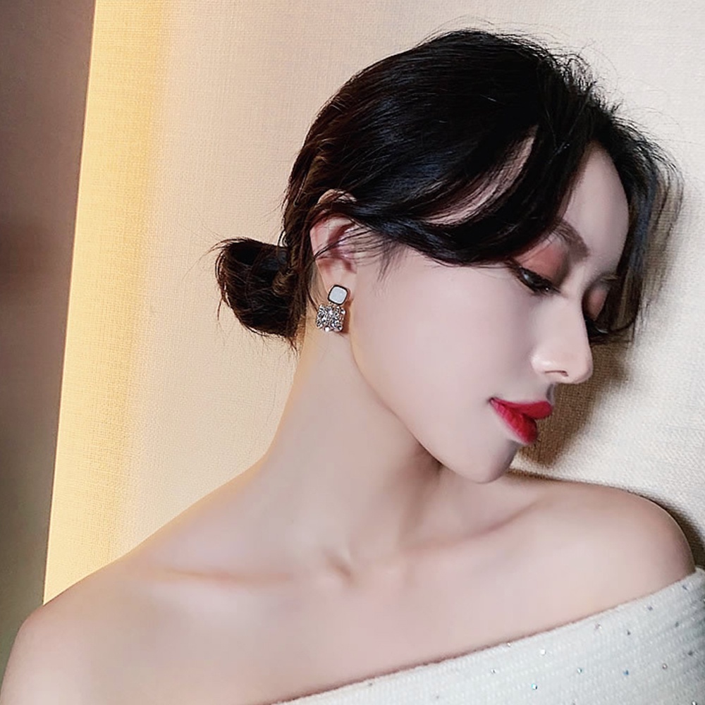 Khuyên tai mặt trang sức hình tròn kiểu cách thanh lịch cho nữ