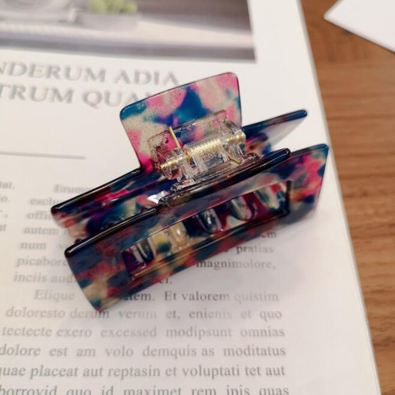 Kẹp tóc càng cua bằng acrylic họa tiết đá hoa cổ điển