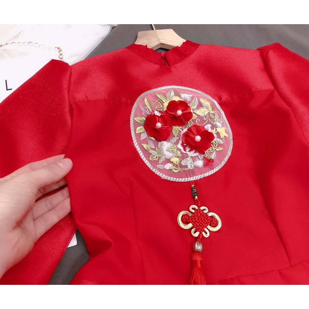 Váy Cổ Tàu Đỏ, Đầm Nữ Tay Bồng Ngắn Thắt Nơ Dáng Xòe Tầng Đính Logo Hoa Nổi Chất Taffta Cao Cấp, Váy Tết Cách Tân Siêu X | BigBuy360 - bigbuy360.vn