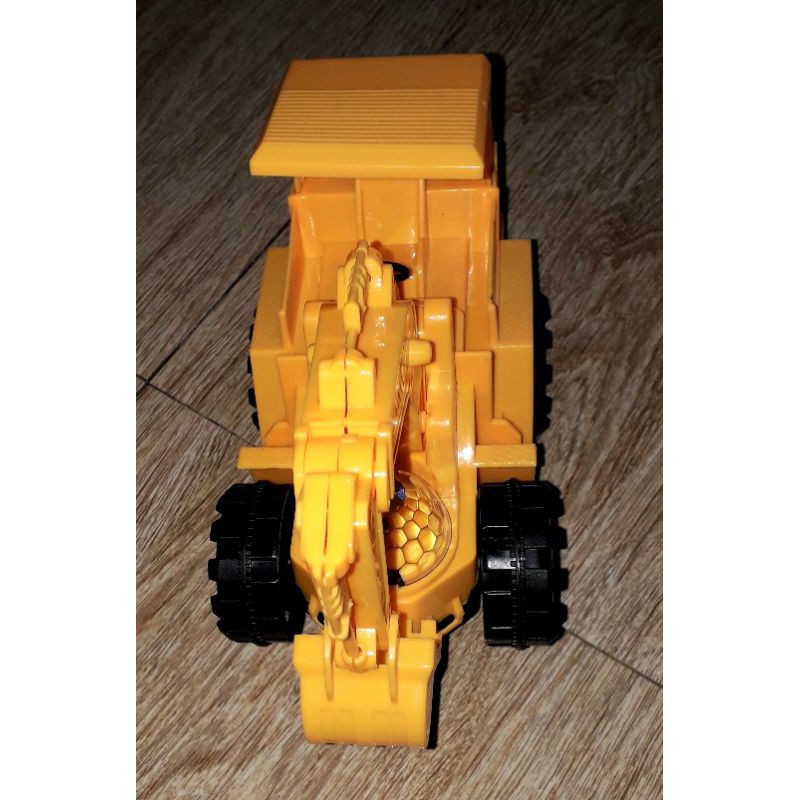 Một chiếc xe cạp mô hình bằng nhựa có nhạc và đèn led rất đẹp kích thước 22x18x12 cm_ tặng kèm pin