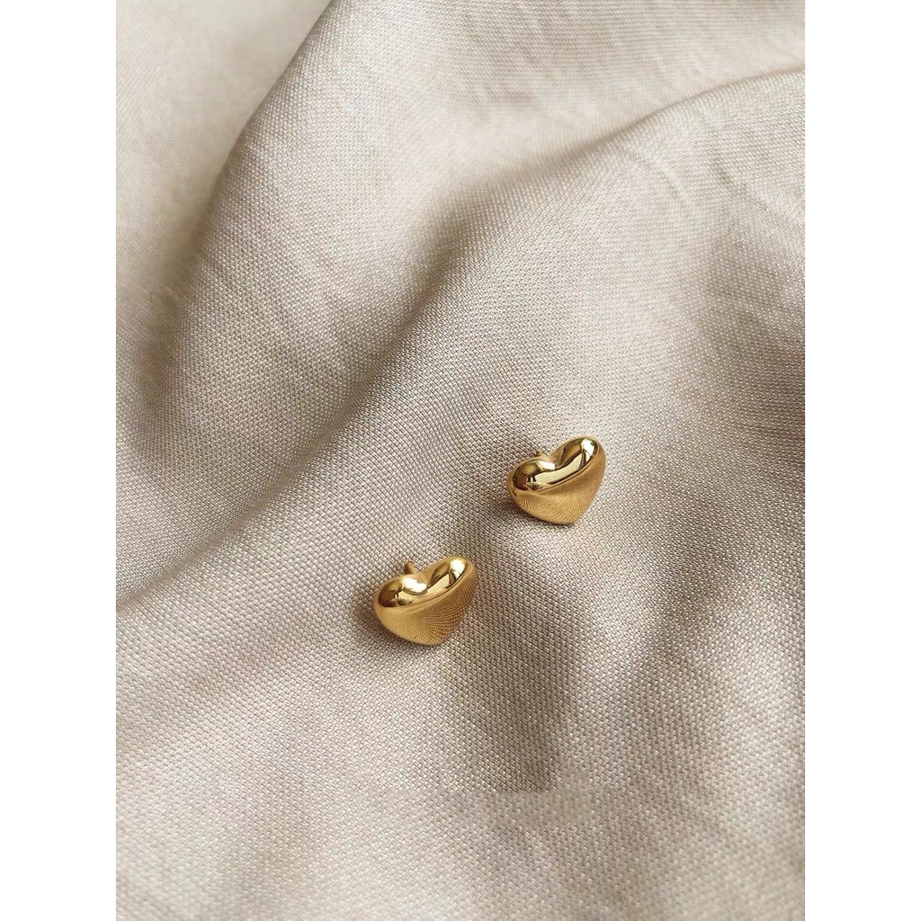 Khuyên tai hình trái tim bằng thép titan mạ vàng 18k xinh xắn dễ phối đồ
