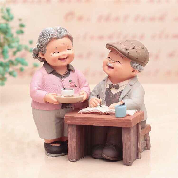 Tượng Ông Bà bưng trà đọc sách