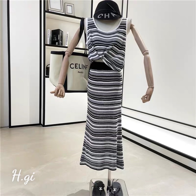 Set áo sát nách mongtoghi kèm chân váy dài chất siêu mát.