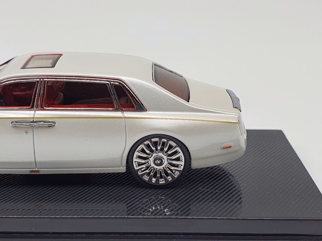 Xe Mô Hình Rolls Royce Phantom bản 4 cửa 1:64 ( Trắng Nội Thất Đỏ )