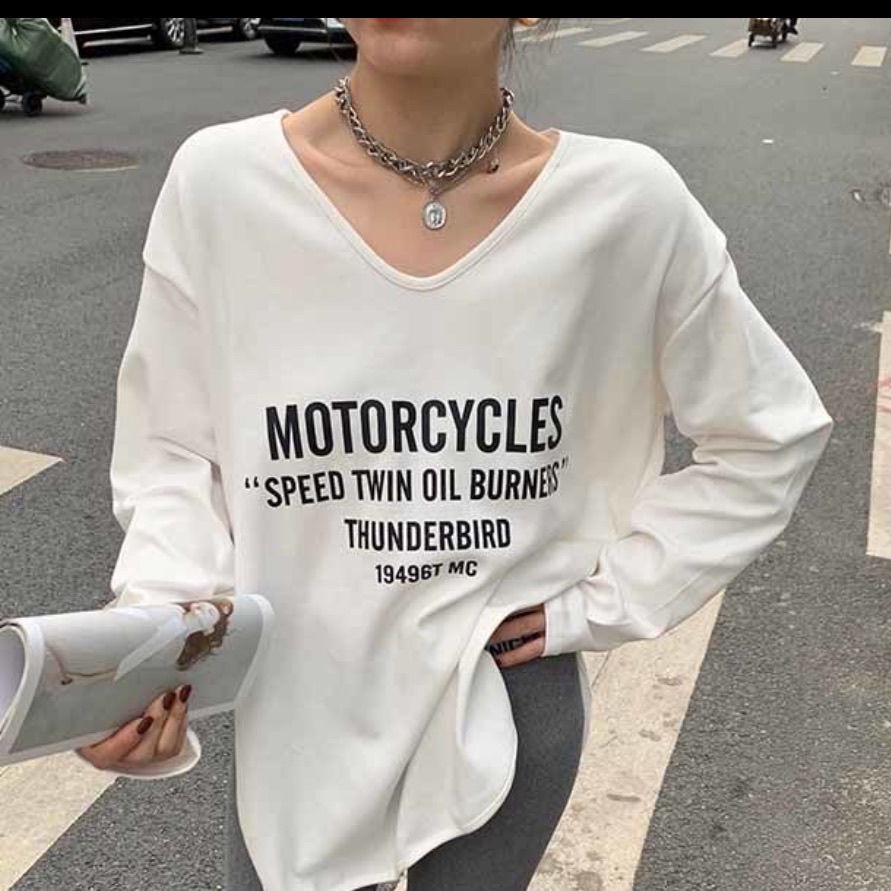 Áo thun COZOK tay dài dáng rộng xẻ tà in chữ phong cách Hàn Quốc