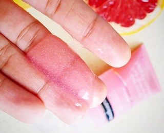 Sữa rửa mặt Neutrogena Visibly Clear Pink Grapefruit Tagliches Peeling