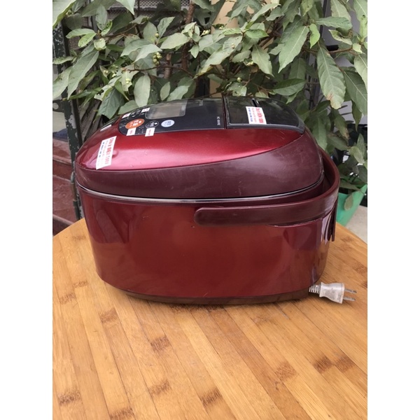 Nồi cơm điện cao tần hút chân không Toshiba RC-18VRE 1.8L  - THANH LÝ