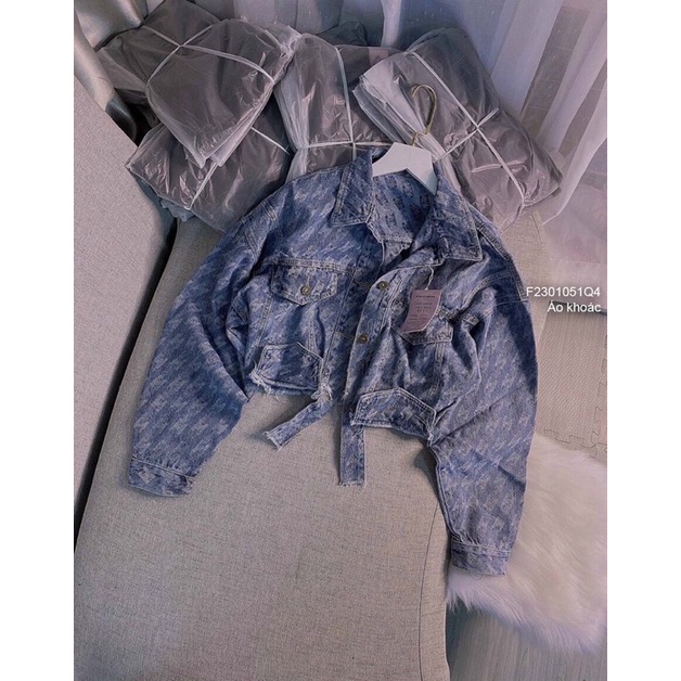 Áo khoát jeans họa tiết rách dưới