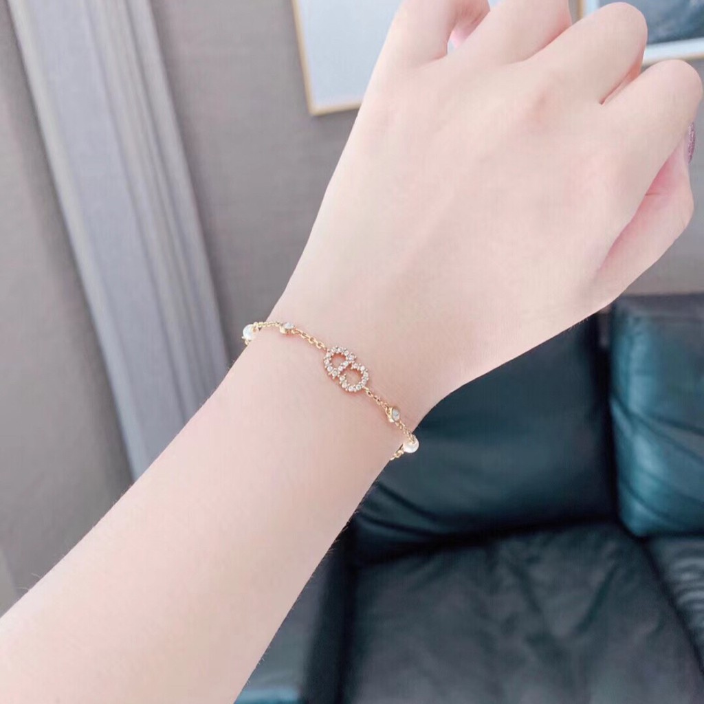 Vòng tay Dior đính ngọc trai và phụ kiện hình chữ đơn giản phong cách retro