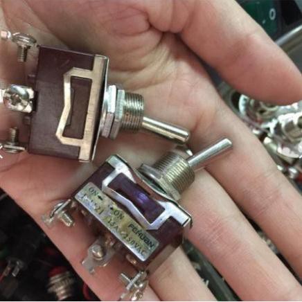 Giá Tốt -  Công tắc gạt  2 nấc 3 chân và 2 chân