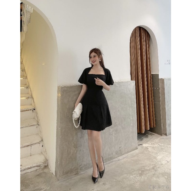Đầm đen cổ vuông tay bồng basic