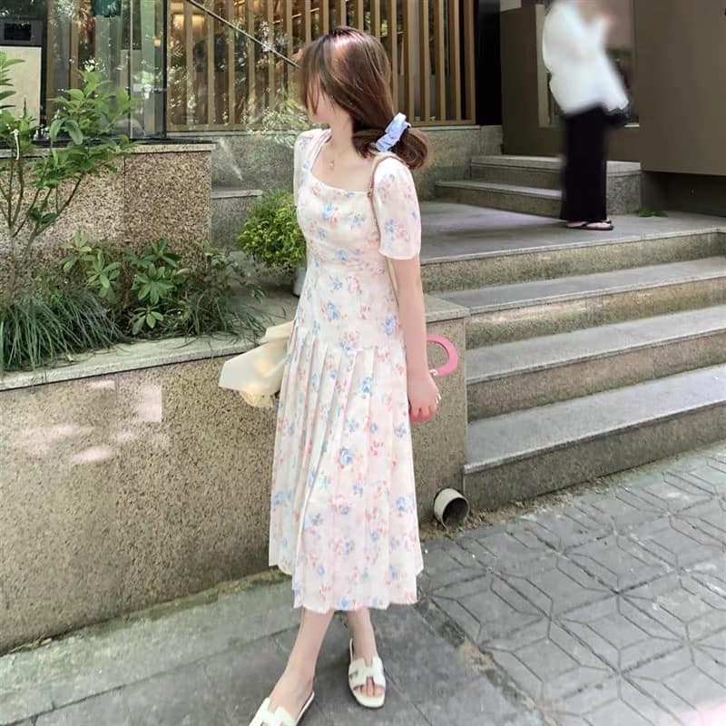 Váy kem cổ vuông tay cộc nền be hoa hồng xanh , hồng | BigBuy360 - bigbuy360.vn