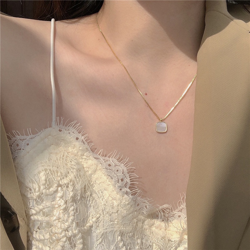 Vòng cổ Mặt Hình Vuông Nhỏ Màu Trắng Vỏ Sò Đơn Giản Sang Trọng Cho Nữ
