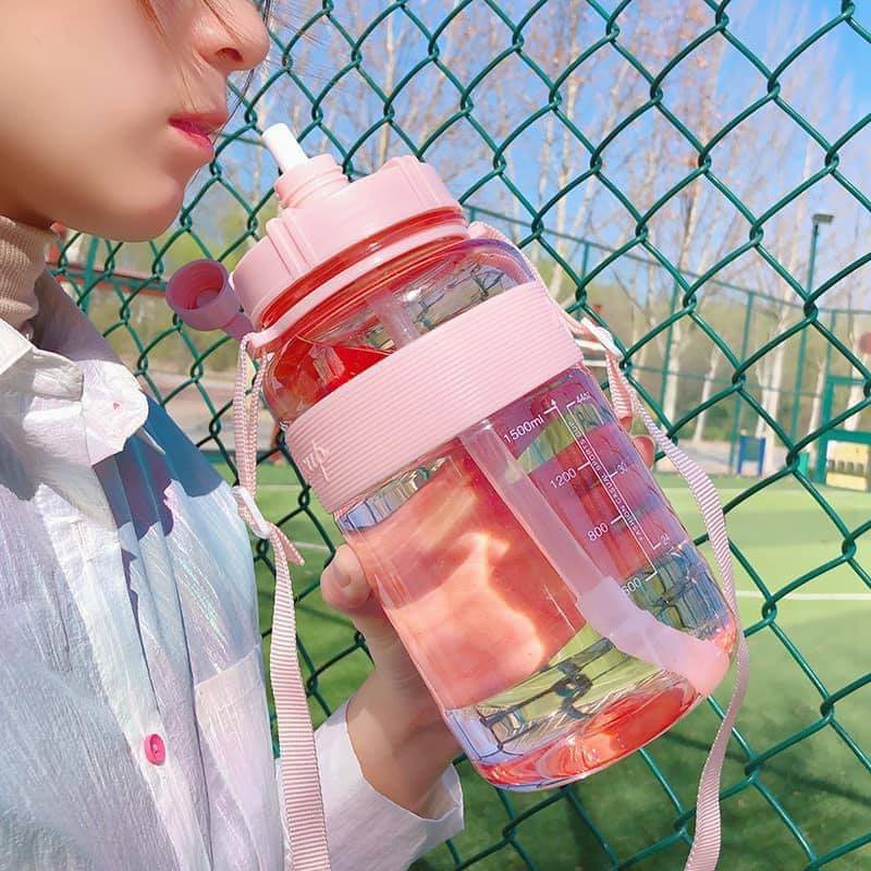 Bình uống nước 600ml - 2000ml có ống hút họa tiết hoạt hình dễ thương Bình Nước Nhựa Dung Tích Lớn Có Ống Hút Tiện Lợi