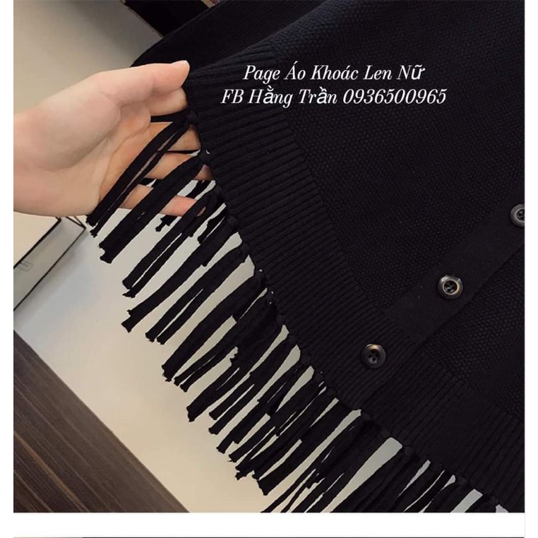 Áo khoác len choàng tua rua tay cánh dơi dáng ngắn.