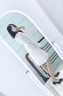 Đầm nút bọc xẻ lưng