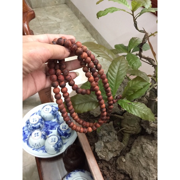 Chuỗi hạt gỗ sưa đỏ hàng để mộc 108 hạt.