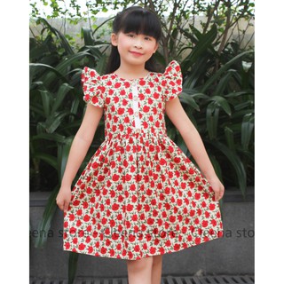 Đầm hoa hoa đỏ, phối nẹp cúc trắng tay cánh tiên