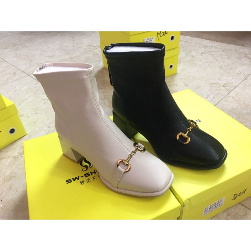 Boot 2565 đen và kem | BigBuy360 - bigbuy360.vn