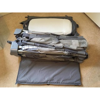 Giường cũi trẻ em Joie Commuter Change Travel Cot
