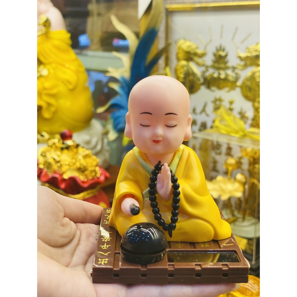 Chú tiểu gõ mõ phong thủy hoạt động bằng năng lượng mặt trời