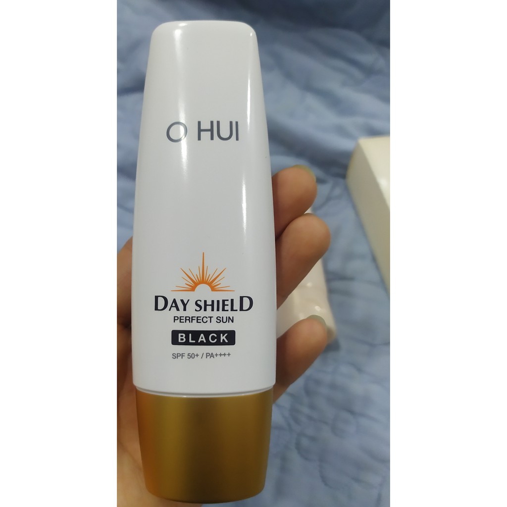 Bộ sản phẩm OHUI Day Shield Perfect Sun Black và OHUI Miracle Moisture Cleansing Foam Special Set