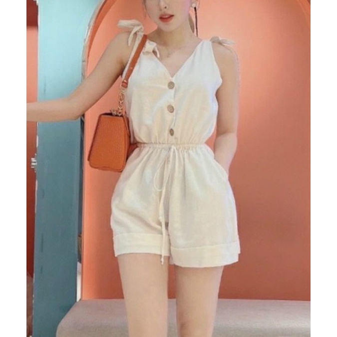 Jumpsuit ngắn 2 dây đính nút, bộ jum đồ bay vải đũi thắt eo - DTH