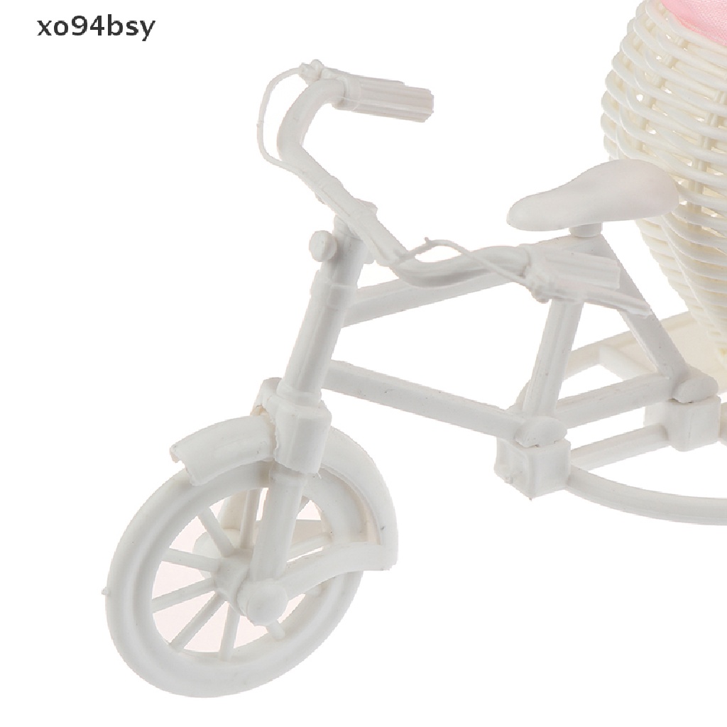 Giỏ hoa xe đạp ba bánh bằng mây trang trí tiệc cưới