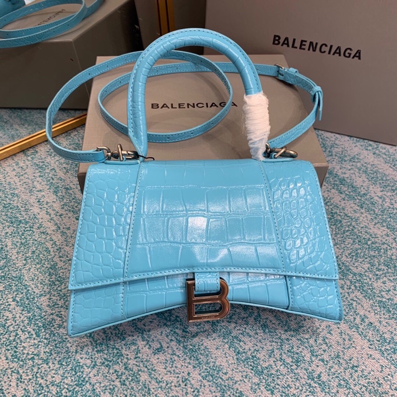 túi xách nữ dáng to có hình dạng cong độc đáo và mang tính biểu tượng balenciaga