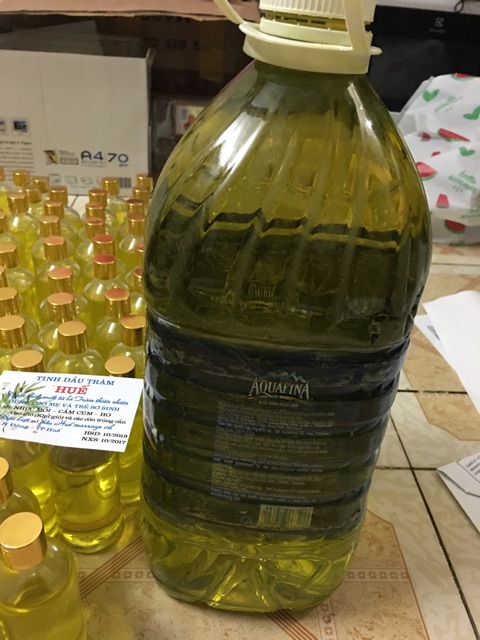 Sỉ dầu tràm Hue 1 lít date mới nhất tắm và bôi cho trẻ