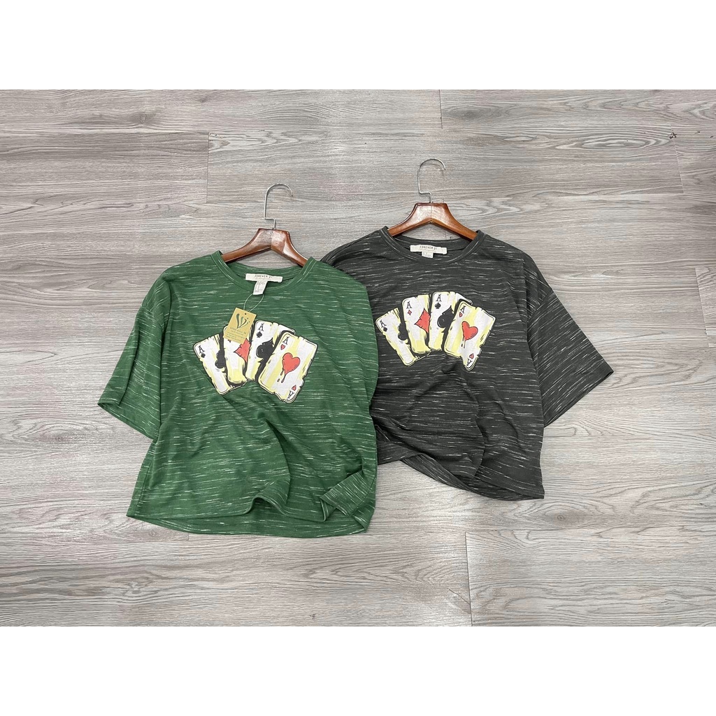 Áo crop phom thụng 2 màu hoạ tiết hình lá bài hàng vnxk (CÓ SẮN- MẪU DO SHOP TỰ CHỤP)