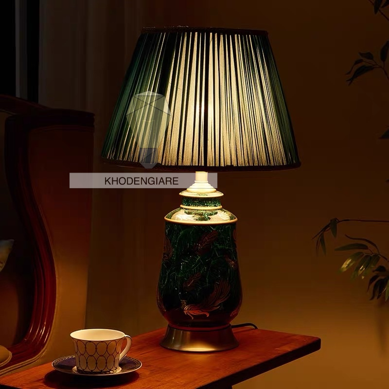 Đèn bàn gốm xanh ngọc bích hoạ tiết lông vũ LUX-2218