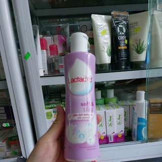 Dung dich vệ sinh phụ nữ Lactacyd  soft & Silky
