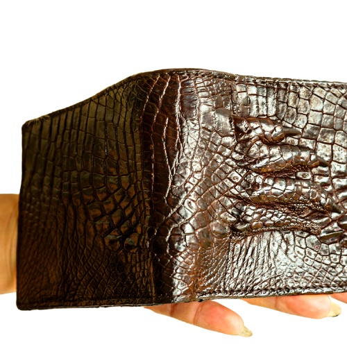 Ví da cá sấu, ví móng da cá sấu 2 mặt màu đen và màu nâu.