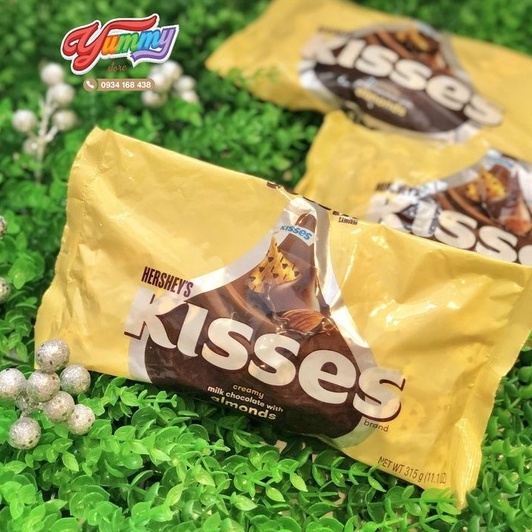 Socola Sữa &amp; Hạnh Nhân Kisses Hershey's