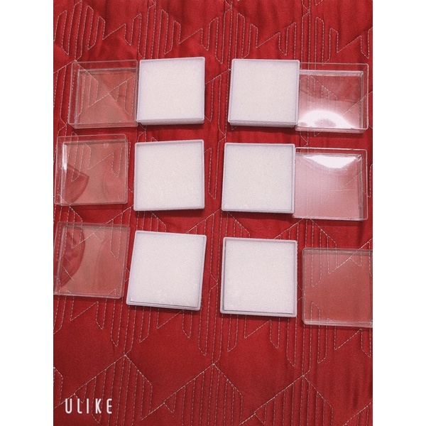 Hộp đựng khuyên tai được tặng kèm mút