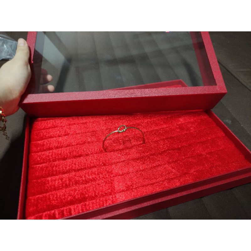 Khay trưng bày màu trắng/đỏ/đen vòng nắp kính cao cấp 31cm x 23cm x 8cm