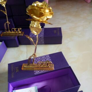 Hoa hồng mạ vàng kèm đế, hộp và túi xách