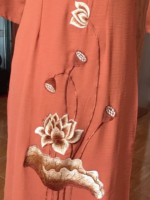 Áo dài vải đũi thêu hoa sen đi chùa siêu đẹp